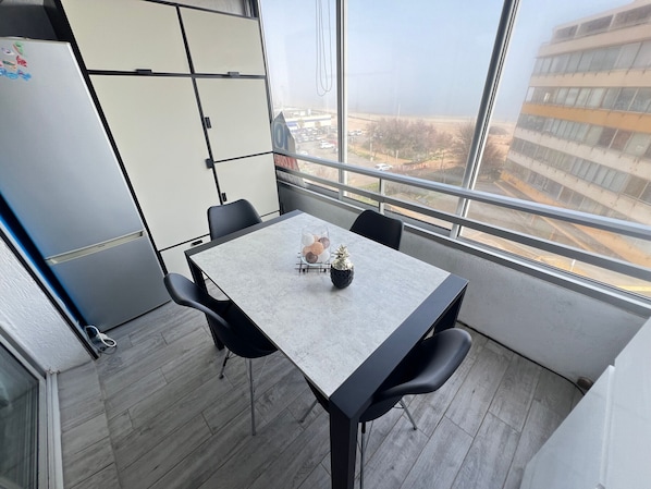 Outdoor dining - Valras-Plage: Renovated 1-bedroom apartment, air con, WiFi, parking, 50m from beach (Valras-Plage)