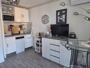 Fridge, microwave, stovetop, dishwasher