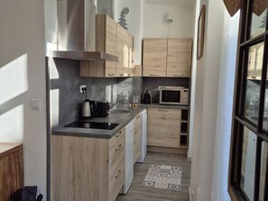 ميكروويف، غسالة أطباق، ماكينة لصنع القهوة/الشاي، محمصة خبز