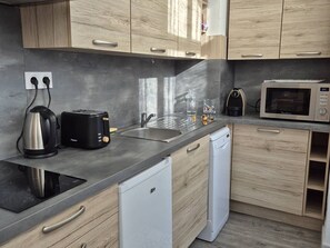 Microwave, dishwasher, coffee/tea maker, toaster - Central Cauterets Apartment, Near Cable Car, WIFI (Cauterets)