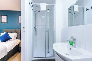 Shower, hair dryer, towels - The Definition Apartment in the Northern Quarter (Greater Manchester)