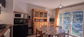 Cozy apt for 6, 2 bdrms, in Cauterets with parking