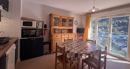 Cozy apt for 6, 2 bdrms, in Cauterets with parking