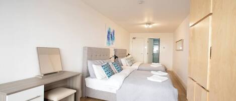 3 Schlafzimmer, Schreibtisch, Bügeleisen/Bügelbrett, Reisekinderbett