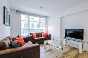 テレビ、書斎 / ワークスペース