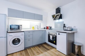 Frigorífico, microondas, horno y placa de cocina