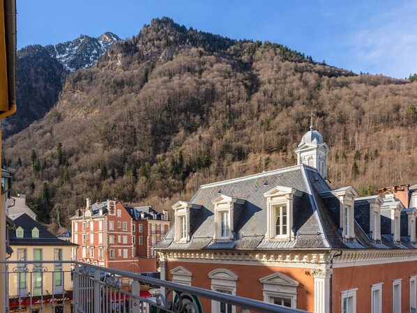 Property grounds - Renovated 3-bed apartment, downtown Cauterets (Cauterets)