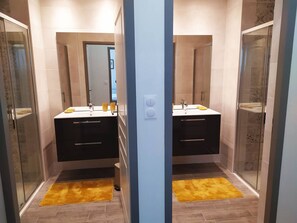 Bathroom - Renovated 3-bed apartment, downtown Cauterets (Cauterets)