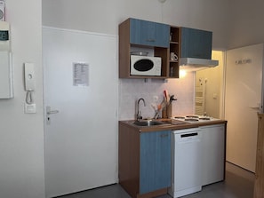 Coffee/tea maker, fridge, microwave, dishwasher