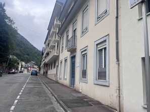 A street with buildings, a blue door, and a sign that reads 'RESIDENT LAW OFFICE'.