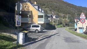 A residential building with a balcony, a car parked in front, and a mountain in the background. - Renovated apartment with terrace and parking in Cauterets (Cauterets)