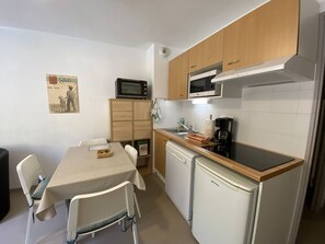 Kjøleskap, mikrobølgeovn, ovn og oppvaskmaskin