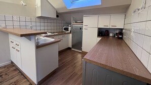 コーヒー / ティーメーカー、冷蔵庫、電子レンジ、オーブン