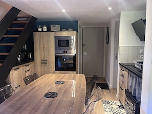 Kühlschrank, Mikrowelle, Ofen, Geschirrspüler