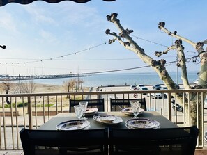 Outdoor dining - Seafront Escape: Spacious 130m2 Apt with A/C, WiFi, Terrace & Stunning Views in Roses (Roses)