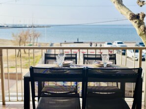 Outdoor dining - Seafront Escape: Spacious 130m2 Apt with A/C, WiFi, Terrace & Stunning Views in Roses (Roses)