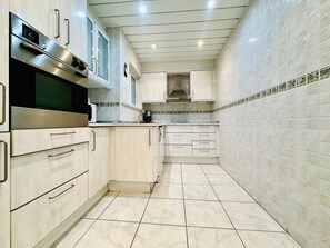 Fridge, microwave, oven, stovetop - Seafront Escape: Spacious 130m2 Apt with A/C, WiFi, Terrace & Stunning Views in Roses (Roses)