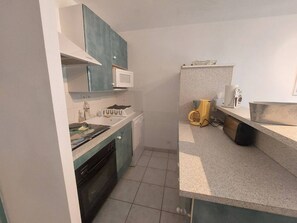 Fridge, microwave, oven, stovetop - 2-bedroom chalet in Cauterets with parking (Cauterets)