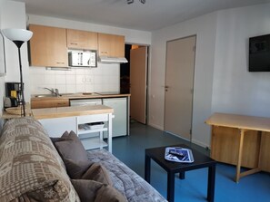 Interior - Cozy apartment with bedroom and alcove, close to amenities (Cauterets)