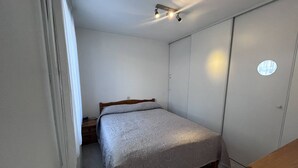 A bedroom with a bed, a nightstand, a wardrobe, and a desk. - T2 for 4 people, parking, Cauterets (Cauterets)