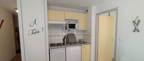 冷蔵庫、電子レンジ、コーヒー / ティーメーカー