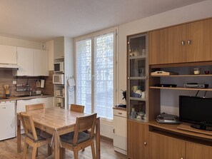 Fridge, microwave, dishwasher, coffee/tea maker