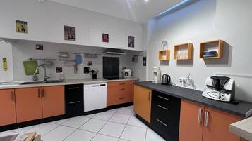 Jääkaappi, mikroaaltouuni, uuni, astianpesukone