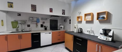 Kühlschrank, Mikrowelle, Ofen, Geschirrspüler
