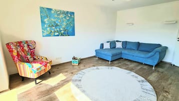 Deluxe Condo, Mountain View | 1 bedroom, in-room safe, blackout drapes, iron/ironing board