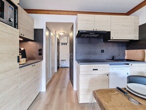 Fridge, microwave, dishwasher, coffee/tea maker - Renovated 2-room Apartment, Southwest Balcony, WIFI, Ski-in/Ski-out (Les Menuires)