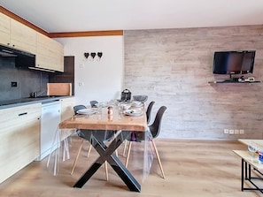 Dining - Renovated 2-room Apartment, Southwest Balcony, WIFI, Ski-in/Ski-out (Les Menuires)
