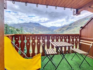 Outdoor dining - Renovated 2-room Apartment, Southwest Balcony, WIFI, Ski-in/Ski-out (Les Menuires)