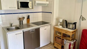 A compact kitchen with a microwave, toaster, coffee maker, and a dishwasher. - Duplex T3 with parking in Cauterets, near cable cars (Cauterets)
