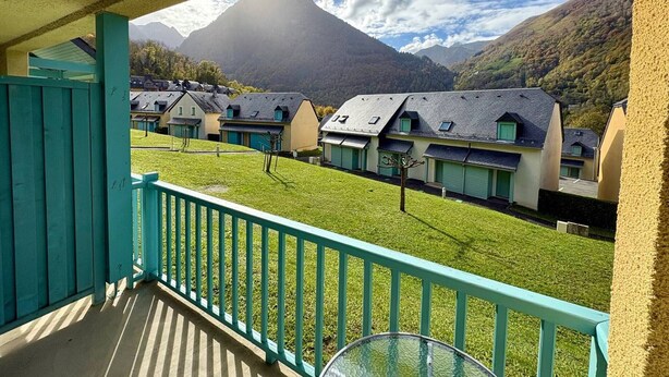 A balcony with a view of a row of houses and mountains. - Duplex T3 with parking in Cauterets, near cable cars (Cauterets)