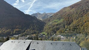 A mountainous landscape with a valley and a town in the foreground. - Duplex T3 with parking in Cauterets, near cable cars (Cauterets)