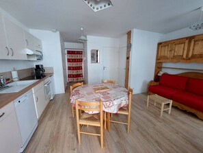 Fridge, microwave, oven, dishwasher - Cozy studio in Cauterets with balcony and sleeps 4 people (Cauterets)