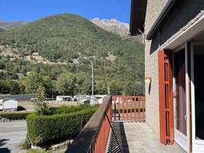 A building with a balcony overlooking a mountainous landscape. - Spacious House in Cauterets: 4 Bedrooms, Garage, No Pets (Cauterets)