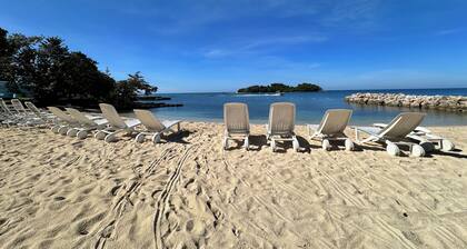 Beachside Bliss: 1-Bedroom Apartment, Steps away from the Beach, Pool, A/C, Wifi