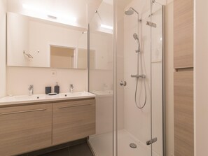 Apartment | Bathroom - Centrally Located Apartment in Ostend (Ostend)