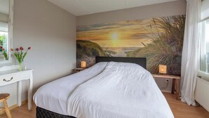 A bedroom with a bed, a desk, and a nightstand. - Idyllic Coastal Base w/ Garden (Callantsoog)
