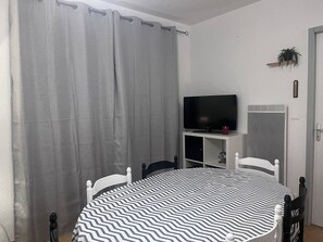 Dining - Cozy apartment in Cauterets with terrace and ski storage (Cauterets)