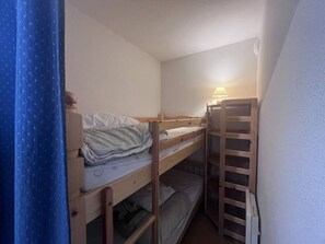 1 bedroom - Cozy apartment in Cauterets with terrace and ski storage (Cauterets)