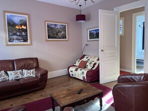 TV - Contemporary downtown apartment for 8 with balcony (Cauterets)