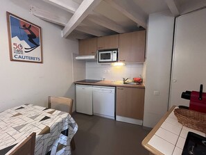 Kylskåp, mikrovågsugn, diskmaskin och kaffe- och tebryggare