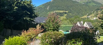 Spacious rooms in Cauterets, private garden, pets allowed