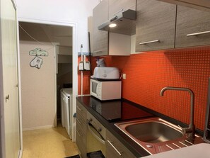 Geladeira, micro-ondas, fogão, lava-louças