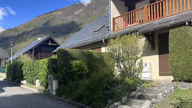 A mountain lodge with a wooden balcony, stone steps, and a view of the mountain. - Charming chalet for 4 in Cauterets with parking (Cauterets)