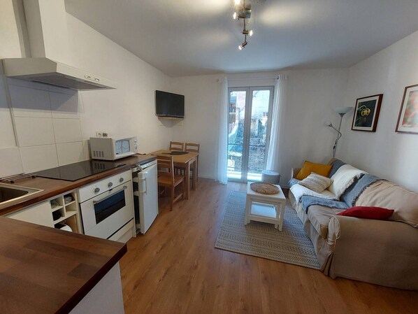 Unclassified image, 1 of 7, button