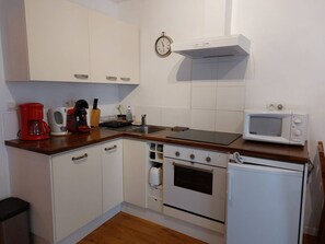 Kühlschrank, Mikrowelle, Ofen, Wasserkocher mit Kaffee-/Teezubehör