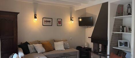 TV, fireplace